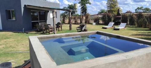 uma piscina no quintal de uma casa em Retiro San Francisco 2 hasta 6 huespedes -Pais Uruguay em Paysandú
