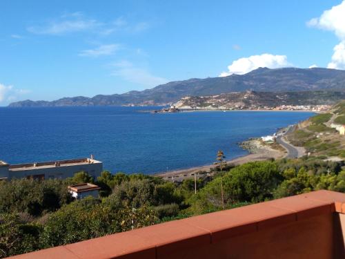 een uitzicht op een grote hoeveelheid water bij MAREVIGLIOSO Fronte Mare Sea Front in Magomadas