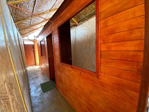 un pasillo de una casa con una pared de madera en VIAJEROS TUQUILLO BEACH, en Huarmey