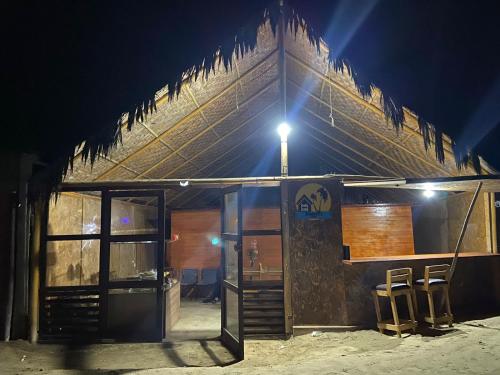 un edificio con una luz encima por la noche en VIAJEROS TUQUILLO BEACH, en Huarmey