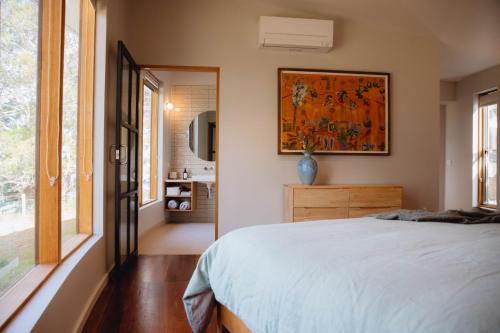 Teulu House - Luxury Retreat in Nungurner tesisinde bir odada yatak veya yataklar