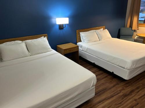Una cama o camas en una habitación de Valley Inn and Suites