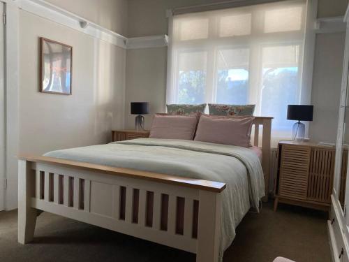 una camera da letto con un letto grande e una finestra di Sylvester’s on Lamont. Arty in Invermay. a Invermay