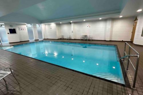 a large indoor swimming pool in a building at Baker Street 2 Bed Apartment in London