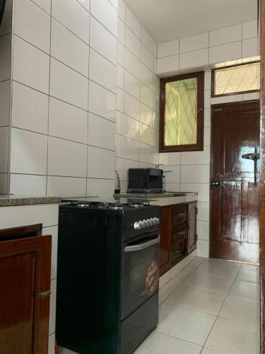 uma cozinha com uma placa de fogão num quarto em Chambre Centre de Maputo em Maputo