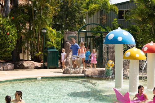 Bazén v ubytování Ashmore Palms Holiday Village nebo v jeho okolí