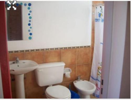 Villa Pio في هويرتا غراندي: حمام مع مرحاض أبيض ومغسلة