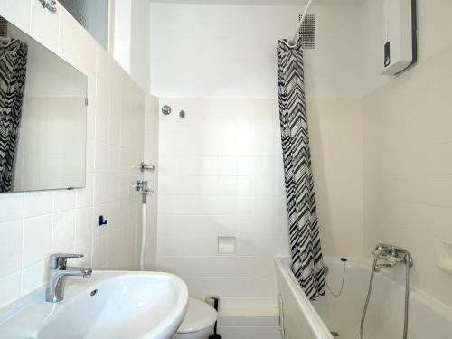 Et badeværelse på Meribu L92 Wohnung für Monteure und Arbeiter