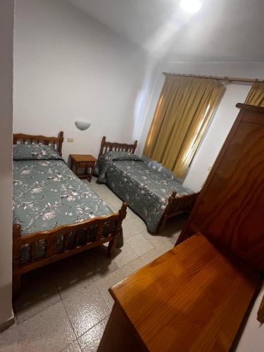 Cette chambre comprend 2 lits et une fenêtre. dans l'établissement Apartamentos la Fajana, à Barlovento