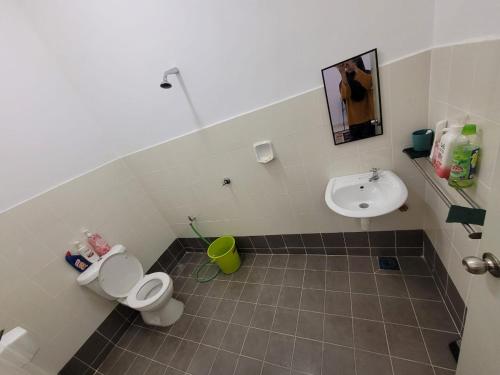 La salle de bains est pourvue de toilettes et d'un lavabo. dans l'établissement Che Ta Homestay for musliim only, à Kampong Geliga Besar