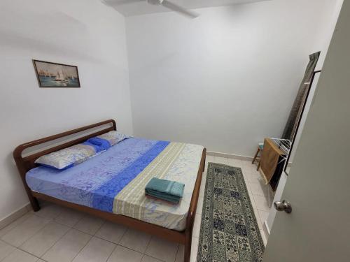 - une petite chambre avec un lit et un tapis dans l'établissement Che Ta Homestay for musliim only, à Kampong Geliga Besar