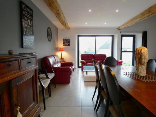un salon avec une table, des chaises et un canapé dans l'établissement Gîtes contemporains et rénovés avec jardin, terrasse et parking à Moutiers en Beauce - FR-1-581-125, à Moutiers