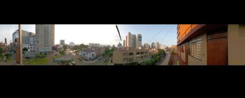 widok na miasto z wysokimi budynkami w obiekcie Hospedaje Miraflores 17 w mieście Lima