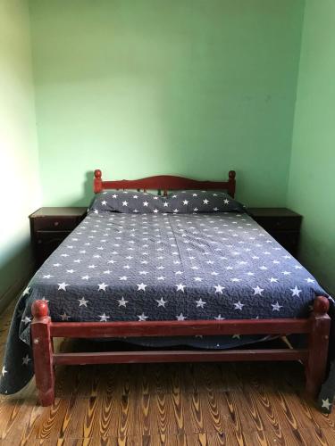 Una cama con un edredón blanco y negro. en La casona de San José en Cachí