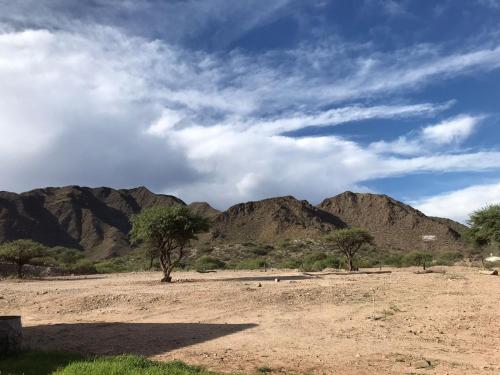 un campo desierto con montañas en el fondo en La casona de San José en Cachí