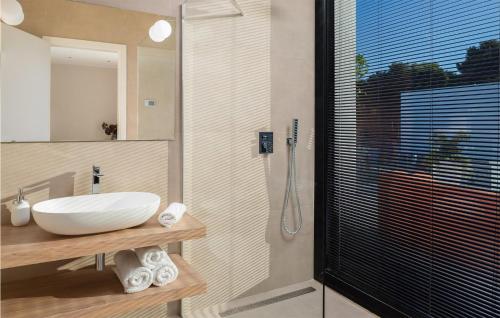 y baño con lavabo blanco y ducha. en Villa Aron, en Pakoštane