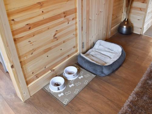 a room with a sauna with a bed and bowls at Algwen Cabin 