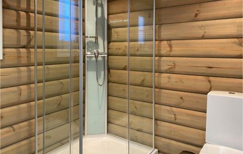 y baño con ducha y paredes de madera. en Beautiful Home In Bjorli With Wifi, en Bjorli