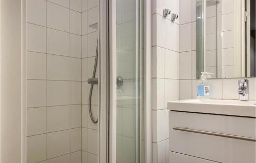 y baño con ducha y lavamanos. en Nice Apartment In Bjorli With House A Panoramic View en Bjorli
