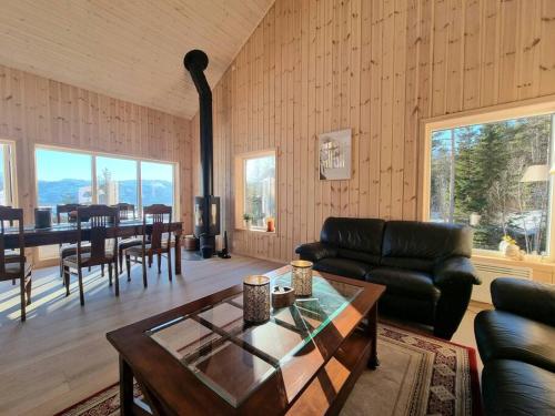 伏羅達爾的住宿－Holiday cabin in beautiful surroundings，客厅配有沙发和桌子