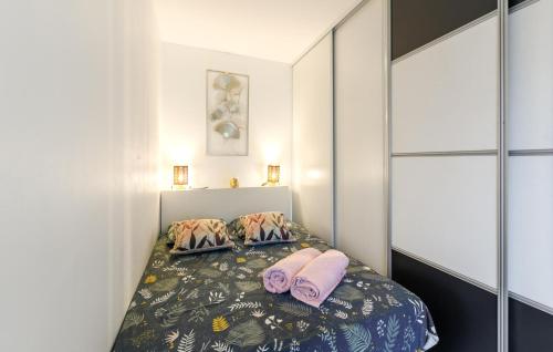 een slaapkamer met een bed met 2 kussens erop bij Gorgeous Apartment In Pomponne With Kitchen in Pomponne
