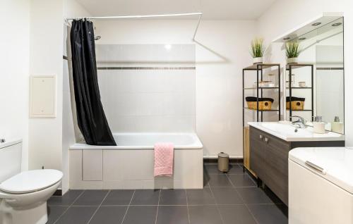 een badkamer met een bad, een toilet en een wastafel bij Gorgeous Apartment In Pomponne With Kitchen in Pomponne