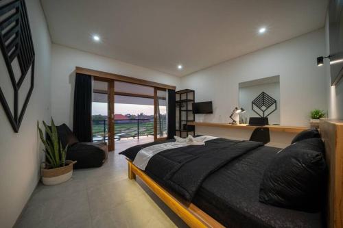 - une chambre avec un grand lit et une fenêtre dans l'établissement Astaga Villa 1 Canggu, à Canggu