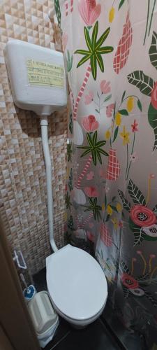 a small bathroom with a toilet and a sink at Quarto bem próximo ao Pelourinho in Salvador
