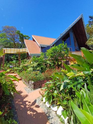 a garden in front of a house at Hotel Claro de Luna in Monteverde Costa Rica