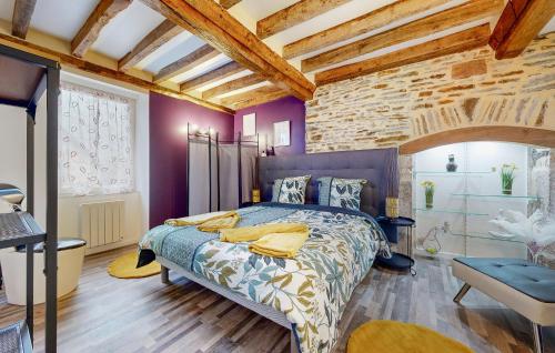 Schlafzimmer mit einem Kingsize-Bett und lila Wänden in der Unterkunft Lovely Home In Neuilly Le Vendin With Wi-fi in Neuilly-le-Vendin