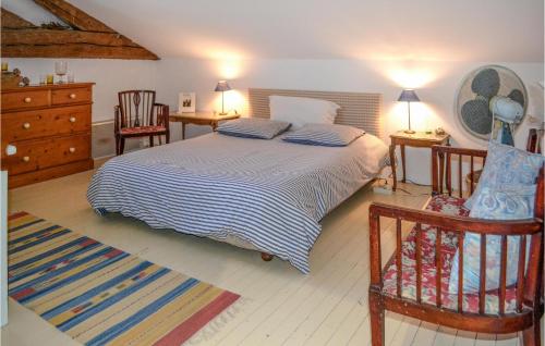 1 dormitorio con 1 cama con 2 sillas y 2 lámparas en Stunning Home In Saint Sernin With Kitchen, en Saint-Sernin