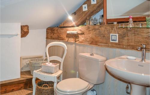 y baño con aseo y lavamanos. en Stunning Home In Saint Sernin With Kitchen, en Saint-Sernin
