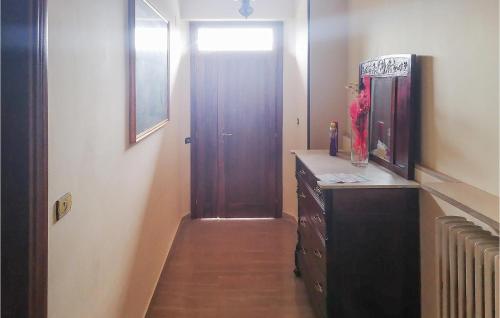 baño con espejo y puerta de madera en Lovely Apartment In Luco Dei Marsi With Kitchen, en Luco neʼ Marsi