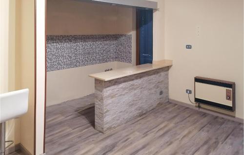 Habitación con baño con encimera y TV. en Lovely Apartment In Luco Dei Marsi With Kitchen, en Luco neʼ Marsi