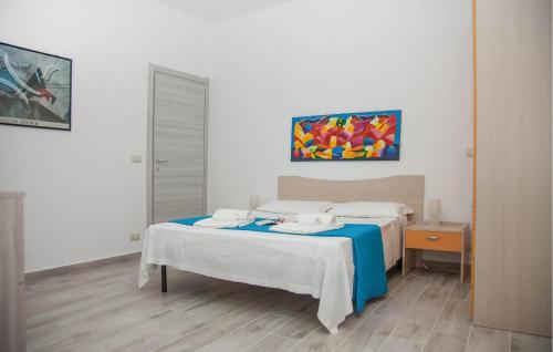 - une chambre avec 2 lits et un tableau mural dans l'établissement Nice Home In Scicli With Swimming Pool, à Scicli