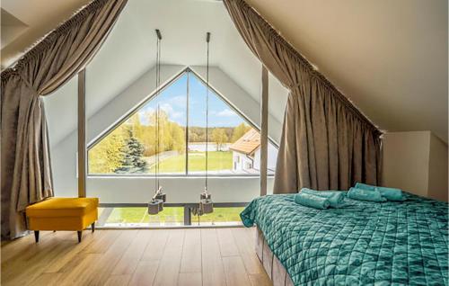 1 dormitorio con cama y ventana grande en Beautiful Home In Ryn With Sauna en Ryn
