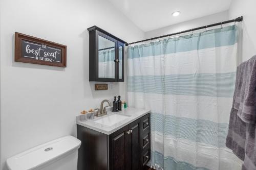 een badkamer met een wastafel en een douchegordijn bij Foothill getaway in Los Angeles