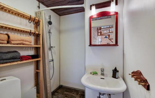 La salle de bains est pourvue d'un lavabo, de toilettes et d'un miroir. dans l'établissement 1 Bedroom Nice Apartment In Ljungbyhed, à Ljungbyhed