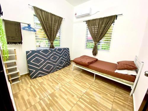 1 dormitorio con litera y TV en Umbai Village Melaka homestay, en Merlimau