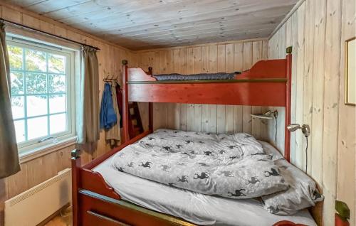 1 dormitorio con litera en una cabaña en Stunning Home In Sjusjen With Sauna, en Sjusjøen