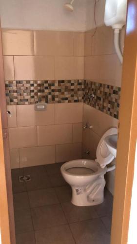 La salle de bains est pourvue de toilettes et d'un lavabo. dans l'établissement Tranquillity, à San Antonio