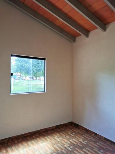 une pièce vide avec une fenêtre sur le mur dans l'établissement Tranquillity, à San Antonio