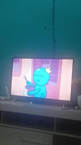 un televisor con un dinosaurio de dibujos animados en la pantalla en Tranquillity en San Antonio