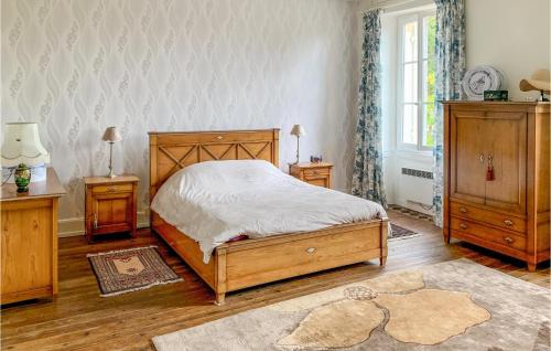 Легло или легла в стая в 7 Bedroom Nice Home In Saint-christoly-mdoc