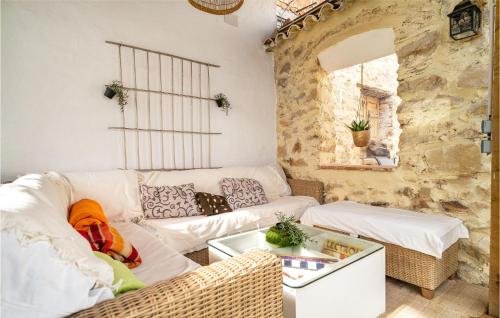 sala de estar con sofá blanco y mesa en Cozy Home In El Colmenar With Outdoor Swimming Pool, en El Colmenar