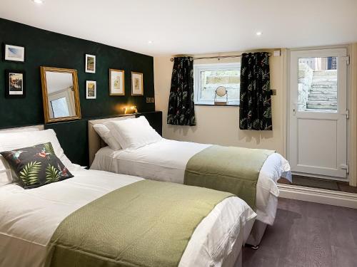 1 Schlafzimmer mit 2 Betten und einem Fenster in der Unterkunft The Garden Flat in Bath