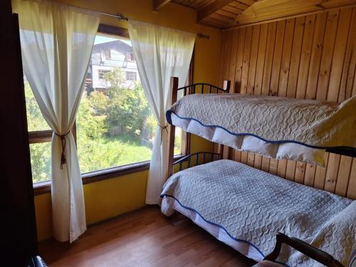 Dos literas en una habitación con ventana. en Cabaña en Castro Chiloe, en Castro