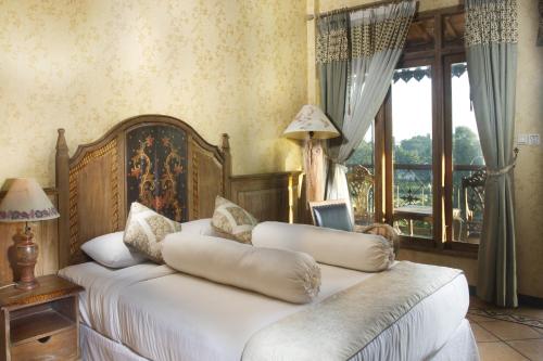 Кровать или кровати в номере Omah Sinten Heritage Hotel & Resto