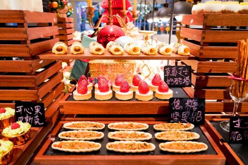 a display of desserts and pastries in a bakery at Shan Zhi Ye Serviced Apartment Hotel - Houjie Wanda Plaza Liaoxia Subway Station in Dongguan