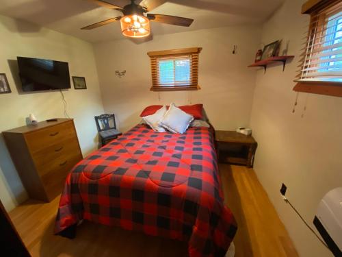 una camera con letto e ventilatore a soffitto di 4 Season Ranch 